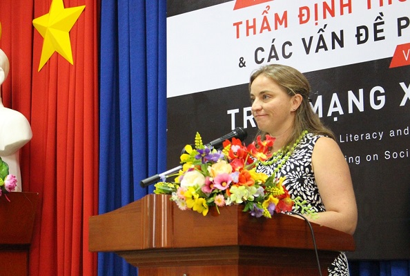 Mary-Trechock-vien-chuc-lanh-su-quan-my.JPG Mary-Trechock-vien-chuc-lanh-su-quan-my.JPG